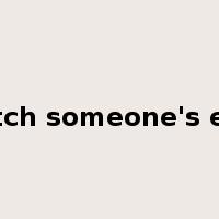 catch someone's eye是什么意思