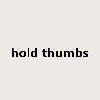 hold thumbs是什么意思