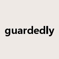 guardedly是什么意思