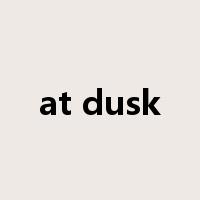 at dusk是什么意思