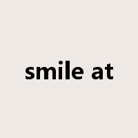 smile at是什么意思