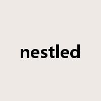 nestled是什么意思