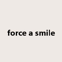 force a smile是什么意思