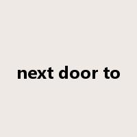 next door to是什么意思