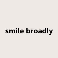 smile broadly是什么意思