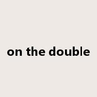 on the double是什么意思