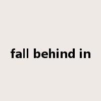fall behind in是什么意思