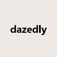 dazedly是什么意思