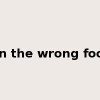 on the wrong foot是什么意思