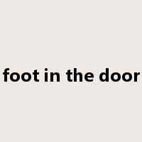 foot in the door是什么意思