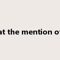 at the mention of是什么意思