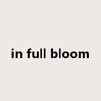 in full bloom是什么意思