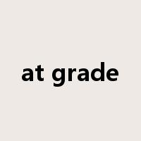 at grade是什么意思